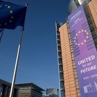La façade du bâtiment qui abrite le siège de la Commission européenne, à Bruxelles, le 18 février 2025. (Crédit : Nicolas TUCAT/AFP)
