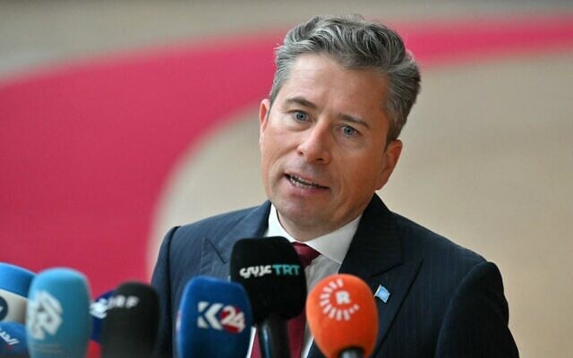 Tom Fletcher, sous-secrétaire général des Nations unies aux affaires humanitaires et coordinateur des secours d'urgence à l'OCHA, arrivant à la Conférence de Bruxelles IX, le 17 mars 2025. (Crédit : Nicolas Tucat/AFP)
