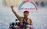 Le brigadier Yahya Saree Qasim, porte-parole des Houthis du Yémen, s'exprimant lors d'une manifestation visant à dénoncer les frappes aériennes américaines au Yémen, à Sanaa, le 18 avril 2025. (Crédit : Mohammed Huwaish/AFP)