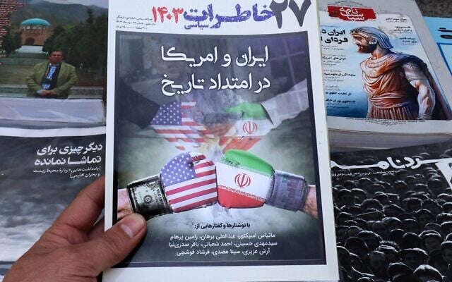 Illustration : La couverture d'un magazine consacrée aux négociations entre l'Iran et les États-Unis sur le programme nucléaire iranien qui devaient débuter le même jour à Rome, dans un kiosque à Téhéran, le 19 avril 2025. (Crédit : Atta Kenare/AFP)