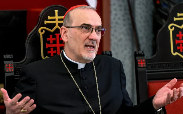 Le cardinal Pierbattista Pizzaballa, patriarche latin de Jérusalem, accordant une interview, au siège du patriarcat latin, dans la Vieille Ville de Jérusalem, le 22 avril 2025. (Crédit : Menahem Kahana/AFP)