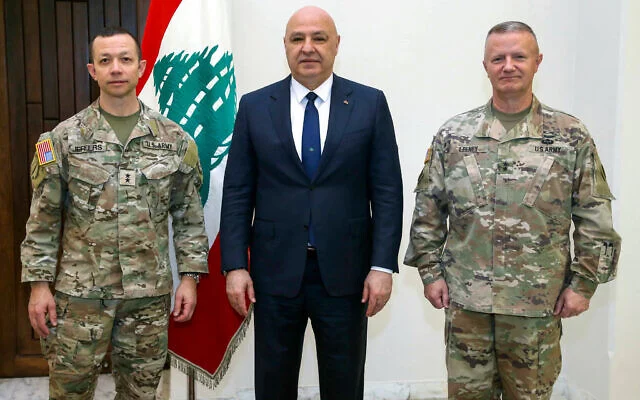 Le président libanais Joseph Aoun (au centre) posant pour une photo avec le président sortant du comité de veille du cessez-le-feu, le général Jasper Jeffers (à gauche), et son successeur, le général américain Michael Leeney (à droite), au palais présidentiel de Baabda, à l'est de Beyrouth, le 30 avril 2025. (Crédit : Présidence libanaise/AFP) Le président libanais Joseph Aoun (au centre) posant pour une photo avec le président sortant du comité de veille du cessez-le-feu, le général Jasper Jeffers (à gauche), et son successeur, le général américain Michael Leeney (à droite), au palais présidentiel de Baabda, à l'est de Beyrouth, le 30 avril 2025. (Crédit : Présidence libanaise/AFP)