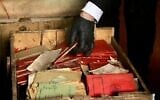 Des autorités examinent des documents nazis retrouvés dans des boîtes d’archives, dans le cadre d’une découverte sensible au sein de la Cour suprême, à Buenos Aires, le 11 mai 2025. (Crédit : Cour suprême de justice d’Argentine/AFP)