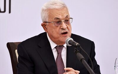 Le dirigeant de l'Autorité palestinienne Mahmoud Abbas prononçant un discours lors de l'inauguration du centre anticancéreux Istishsari à Ramallah, le 14 mai 2025. (Crédit : Zain Jaafar/AFP)