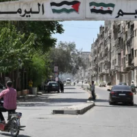 L'entrée du camp de Yarmuk pour les réfugiés palestiniens et leurs descendants dans le sud de Damas, le 22 mai 2025. (Crédit : LOUAI BESHARA / AFP)