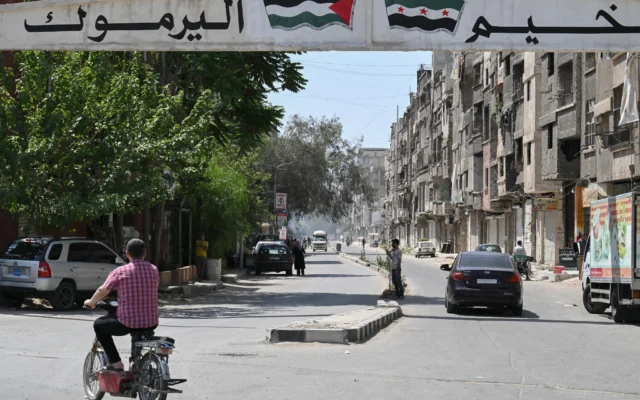 L'entrée du camp de Yarmuk pour les réfugiés palestiniens et leurs descendants dans le sud de Damas, le 22 mai 2025. (Crédit : LOUAI BESHARA / AFP) L'entrée du camp de Yarmuk pour les réfugiés palestiniens et leurs descendants dans le sud de Damas, le 22 mai 2025. (Crédit : LOUAI BESHARA / AFP)