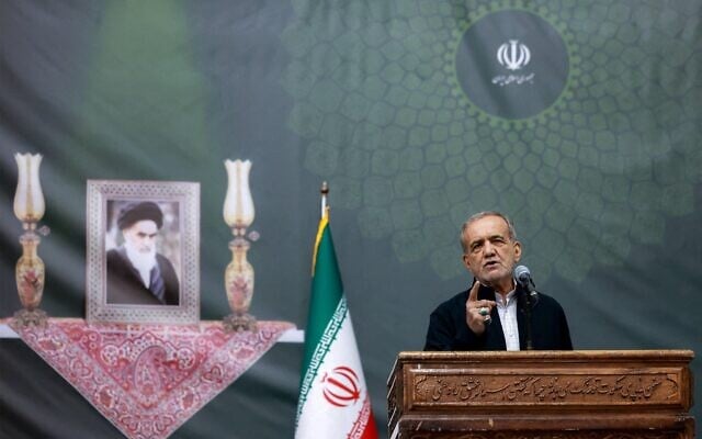Cette photo fournie par la présidence iranienne montre le président iranien Masoud Pezeshkian prononçant un discours à l'occasion de l'anniversaire de la mort de l'ancien guide suprême du pays, l'ayatollah Ruhollah Khomeini, au mausolée de ce dernier à Téhéran, le 3 juin 2025. (Crédit : Présidence iranienne / AFP)
