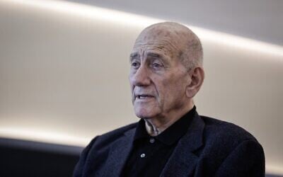 L'ancien Premier ministre Ehud Olmert, à Paris, en France, le 9 juin 2025. (Crédit : Stéphane de Sakutin/AFP)
