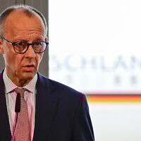 Le chancelier allemand Friedrich Merz faisant une déclaration à Berlin avant de se rendre au sommet du G7, à Kananaskis, au Canada, le 15 juin 2025. (Crédit : John MacDougall/AFP)