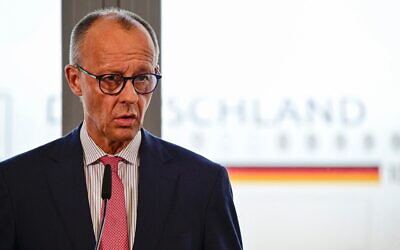 Illustration : Le chancelier allemand Friedrich Merz faisant une déclaration à Berlin avant de se rendre au sommet du G7, à Kananaskis, au Canada, le 15 juin 2025. (Crédit : John MacDougall/AFP)