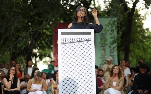 Le rapporteuse spéciale des Nations unies sur la situation des droits de l'homme dans les Territoires palestiniens, Francesca Albanese, s'exprimant lors d'un rassemblement pour condamner Israël à propos de la guerre contre le Hamas à Gaza, à Madrid, le 23 juin 2025. (Crédit : Thomas Coex/AFP)