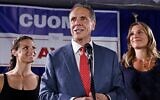 Le candidat démocrate à la mairie de New York et ancien gouverneur de l'État de New York, Andrew Cuomo, s'exprimant lors d'une soirée électorale après les primaires, au siège du syndicat des charpentiers, à New York, le 24 juin 2025. (Crédit : John Lamparski/AFP)