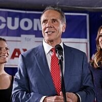 Le candidat démocrate à la mairie de New York et ancien gouverneur de l'État de New York, Andrew Cuomo, s'exprimant lors d'une soirée électorale après les primaires, au siège du syndicat des charpentiers, à New York, le 24 juin 2025. (Crédit : John Lamparski/AFP)