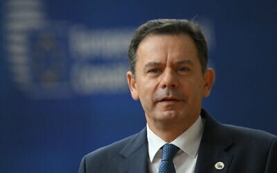 Le Premier ministre portugais Luis Montenegro arrive pour assister au Conseil européen à Bruxelles le 26 juin 2025. (Crédit : NICOLAS TUCAT / AFP)