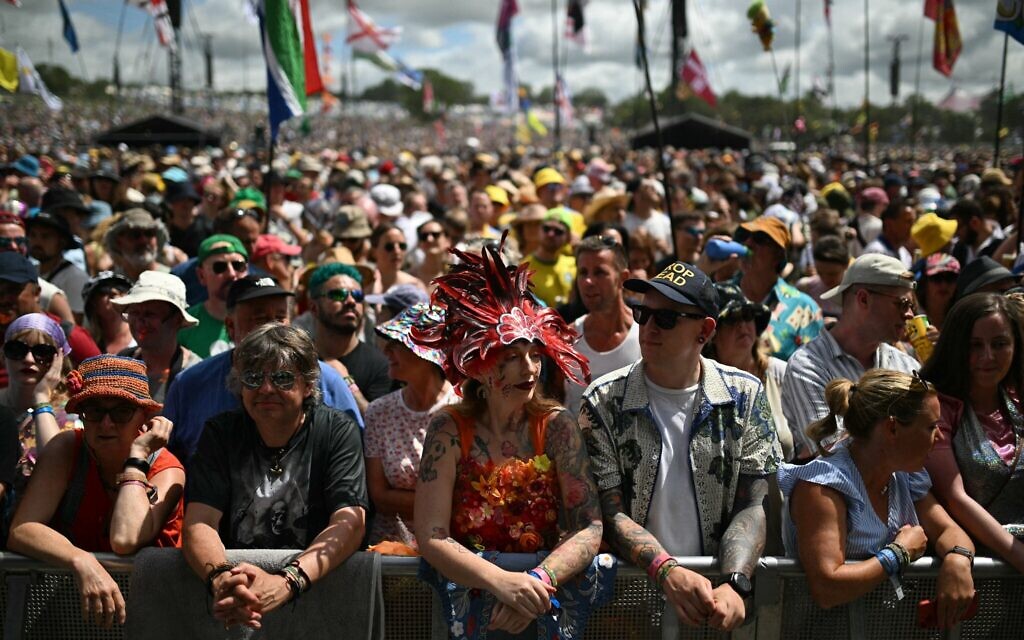 Des festivaliers costumés se massent devant une scène lors du quatrième jour du festival de Glastonbury, à Worthy Farm, le 28 juin 2025. (Crédit : Oli Scarff/AFP)