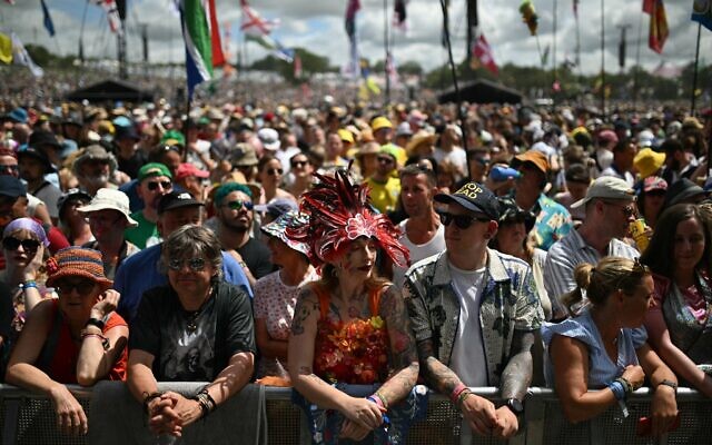 Des festivaliers costumés se massent devant une scène lors du quatrième jour du festival de Glastonbury, à Worthy Farm, le 28 juin 2025. (Crédit : Oli Scarff/AFP)