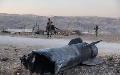 Un homme monte à cheval à côté des restes d'un missile iranien tombé sur un avant-poste près de l'implantation israélienne de Tekoa en Cisjordanie, le 29 juin 2025. (Crédit: Menahem Kahana / AFP) Un homme monte à cheval à côté des restes d'un missile iranien tombé sur un avant-poste près de l'implantation israélienne de Tekoa en Cisjordanie, le 29 juin 2025. (Crédit: Menahem Kahana / AFP)