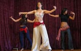 Les danseuses égyptiennes Amie Sultan, Safaa Said, et Menna Emmam, enseignantes à plein temps à l'Institut de danse orientale de Taksim, participent à une répétition au Caire, le 12 avril 2025.  (Crédit : Khaled DESOUKI / AFP)