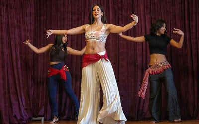 Les danseuses égyptiennes Amie Sultan, Safaa Said, et Menna Emmam, enseignantes à plein temps à l'Institut de danse orientale de Taksim, participent à une répétition au Caire, le 12 avril 2025.  (Crédit : Khaled DESOUKI / AFP)