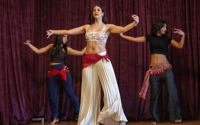 Les danseuses égyptiennes Amie Sultan, Safaa Said, et Menna Emmam, enseignantes à plein temps à l'Institut de danse orientale de Taksim, participent à une répétition au Caire, le 12 avril 2025. (Crédit : Khaled DESOUKI / AFP) Les danseuses égyptiennes Amie Sultan, Safaa Said, et Menna Emmam, enseignantes à plein temps à l'Institut de danse orientale de Taksim, participent à une répétition au Caire, le 12 avril 2025. (Crédit : Khaled DESOUKI / AFP)
