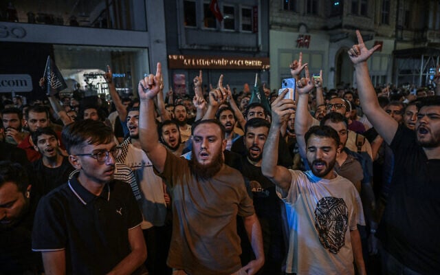 Des manifestants islamistes crient des slogans contre les caricaturistes alors qu'ils se rassemblent près du Leman Magazine à Istanbul le 30 juin 2025. (Crédi : Ozan KOSE / AFP) Des manifestants islamistes crient des slogans contre les caricaturistes alors qu'ils se rassemblent près du Leman Magazine à Istanbul le 30 juin 2025. (Crédi : Ozan KOSE / AFP)