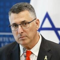 Le ministre des Affaires étrangères Gideon Saar regarde pendant une conférence de presse conjointe avec son homologue lituanien au ministère des Affaires étrangères à Vilnius le 1er juillet 2025. (Crédit : Petras Malukas / AFP)