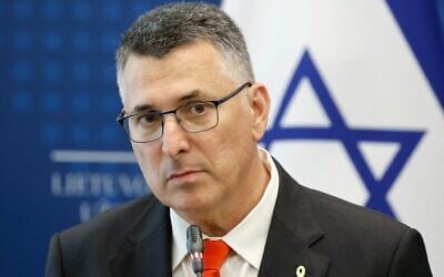 Le ministre des Affaires étrangères Gideon Saar regarde pendant une conférence de presse conjointe avec son homologue lituanien au ministère des Affaires étrangères à Vilnius le 1er juillet 2025. (Crédit : Petras Malukas / AFP)