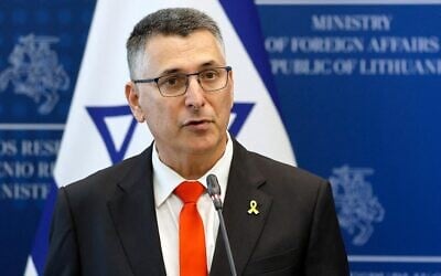 Le ministre des Affaires étrangères Gideon Saar lors d'une conférence de presse conjointe avec son homologue lituanien au ministère des Affaires étrangères à Vilnius le 1er juillet 2025. (Petras Malukas / AFP)