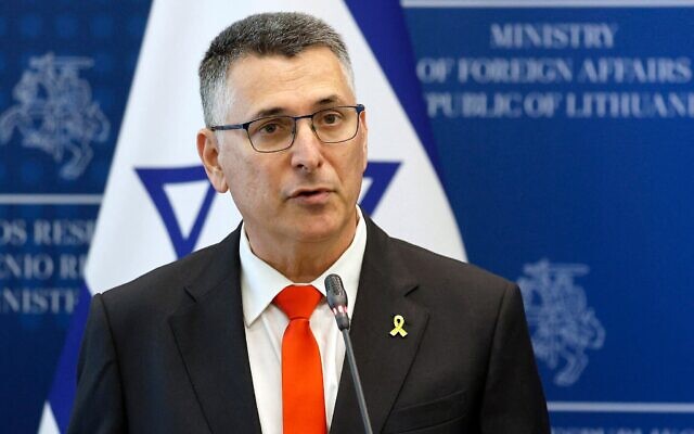 Le ministre des Affaires étrangères Gideon Saar lors d'une conférence de presse conjointe avec son homologue lituanien au ministère des Affaires étrangères à Vilnius le 1er juillet 2025. (Petras Malukas / AFP)