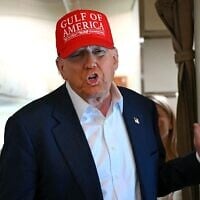Le président américain Donald Trump s'adressant à la presse à bord de l'Air Force One alors qu'il se rend d'Ochopee, en Floride, à la base militaire d'Andrews, dans le Maryland, le 1ᵉʳ juillet 2025. (Crédit : Andrew Caballero-Reynolds/AFP)