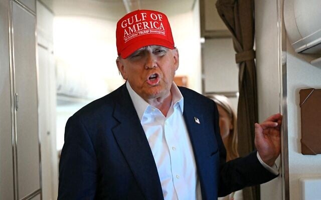 Le président américain Donald Trump s'adressant à la presse à bord de l'Air Force One alors qu'il se rend d'Ochopee, en Floride, à la base militaire d'Andrews, dans le Maryland, le 1ᵉʳ juillet 2025. (Crédit : Andrew Caballero-Reynolds/AFP) Le président américain Donald Trump s'adressant à la presse à bord de l'Air Force One alors qu'il se rend d'Ochopee, en Floride, à la base militaire d'Andrews, dans le Maryland, le 1ᵉʳ juillet 2025. (Crédit : Andrew Caballero-Reynolds/AFP)