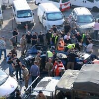 Les secours libanais inspectent les débris sur le site d'une frappe aérienne qui a touché un véhicule à Khalde, au sud de la capitale Beyrouth, le 3 juillet 2025. (Crédit : IBRAHIM AMRO / AFP)