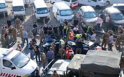 Les secours libanais inspectant les débris sur le site d'une frappe aérienne qui a touché un véhicule à Khalde, au sud de la capitale Beyrouth, le 3 juillet 2025. (Crédit : Ibrahim Amro/AFP)