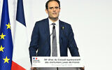 Le président du CRIF, Yonathan Arfi, s'exprime lors du dîner annuel du Conseil Représentatif des Institutions juives de France (CRIF) au Carrousel du Louvre à Paris, le 3 juillet 2025. (Crédit :  Bertrand GUAY / AFP)