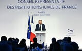 Le Premier ministre français François Bayrou s'exprime lors du dîner annuel du Conseil représentatif des institutions juives de France (CRIF) au Carrousel du Louvre à Paris, le 3 juillet 2025. (Crédit : Bertrand GUAY / AFP)