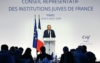 Le Premier ministre français François Bayrou s'exprime lors du dîner annuel du Conseil représentatif des institutions juives de France (CRIF) au Carrousel du Louvre à Paris, le 3 juillet 2025. (Crédit : Bertrand GUAY / AFP)