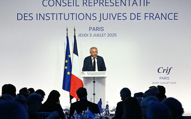 Le Premier ministre français François Bayrou s'exprime lors du dîner annuel du Conseil représentatif des institutions juives de France (CRIF) au Carrousel du Louvre à Paris, le 3 juillet 2025. (Crédit : Bertrand GUAY / AFP)