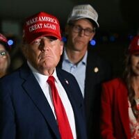 Le président américain Donald Trump s'adressant aux journalistes à son arrivée à la base militaire d'Andrews, dans le Maryland, le 4 juillet 2025. (Crédit : Andrew Caballero-Reynolds/AFP)
