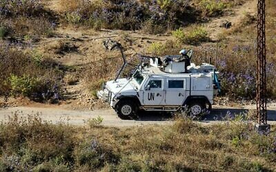 Un des véhicules blindés de la Force intérimaire des Nations Unies au Liban (FINUL) patrouille dans la région de Buwayda, à Marjayoun, dans le sud du Liban, près de la frontière avec Israël, le 4 juillet 2025. (Crédit : Rabih DAHER / AFP)