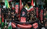 Des Iraniens brandissant une banderole à l'effigie du guide suprême, l'ayatollah Ali Khamenei, lors d'un rassemblement en son soutien, alors que les musulmans chiites assistent au rituel funèbre du « Tasua » (neuvième jour) pour commémorer le martyre de l'imam Hussein, petit-fils du prophète Mahomet, pendant le mois islamique du Muharram, avant l'Achoura, le 5 janvier 2025. (Crédit : AFP)
