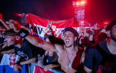 Les fans du chanteur nationaliste croate Marko Perkovic Thompson se rassemblent à l'hippodrome de Zagreb lors d'un concert du chanteur, connu pour ses sympathies envers le régime nazi allié à la Croatie pendant la Seconde Guerre mondiale, devant une foule estimée à 450 000 personnes le 5 juillet 2025. (Crédit : Damir Sencar/AFP)