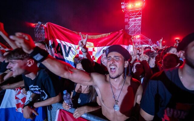 Les fans du chanteur nationaliste croate Marko Perkovic Thompson se rassemblent à l'hippodrome de Zagreb lors d'un concert du chanteur, connu pour ses sympathies envers le régime nazi allié à la Croatie pendant la Seconde Guerre mondiale, devant une foule estimée à 450 000 personnes le 5 juillet 2025. (Crédit : Damir Sencar/AFP)