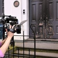 Une équipe de tournage filmant l'entrée avant incendiée de la synagogue East Melbourne, à Melbourne, le 6 juillet 2025. (Crédit : William West/AFP)