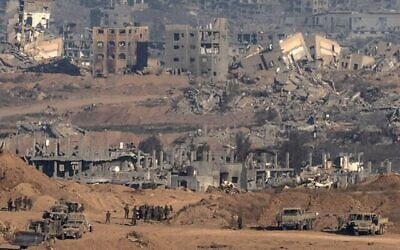 Illustration : Des soldats et des véhicules israéliens, à l'intérieur de Gaza, sur une photo prise depuis une position proche de la frontière israélienne avec la bande de Gaza le 6 juillet 2025. (Crédit : Maya Levin/AFP)