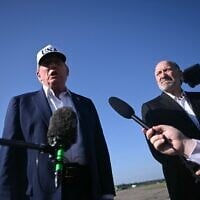 Le président américain Donald Trump s'adressant aux journalistes avant d'embarquer à bord de l'Air Force One, à l'aéroport municipal de Morristown, dans le New Jersey, le 6 juillet 2025. (Crédit : Brendan Smialowski/AFP)