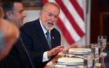 L'ambassadeur américain en Israël, Mike Huckabee, prononçant un discours alors que le président américain Donald Trump reçoit le Premier ministre Benjamin Netanyahu pour un dîner dans la Blue Room, à la Maison Blanche, à Washington, le 7 juillet 2025. (Crédit : Andrew Harnik/Getty Images via AFP)