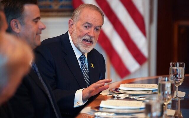 L'ambassadeur américain en Israël, Mike Huckabee, prononçant un discours alors que le président américain Donald Trump reçoit le Premier ministre Benjamin Netanyahu pour un dîner dans la Blue Room, à la Maison Blanche, à Washington, le 7 juillet 2025. (Crédit : Andrew Harnik/Getty Images via AFP)