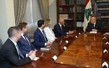 Une photo diffusée par le bureau de presse de la présidence libanaise le 7 juillet 2025 montre le président libanais Joseph Aoun (à droite) rencontrant l'envoyé américain Thomas Barrack (2e à droite) au palais présidentiel de Baabda, à l'est de Beyrouth. (Crédit : Présidence libanaise / AFP)