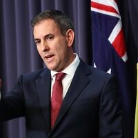 Le ministre australien des Finances, Jim Chalmers, assiste à une conférence de presse sur les taux d'intérêt au Parlement fédéral de Canberra, le 8 juillet 2025. (Crédit : DAVID GRAY / AFP)