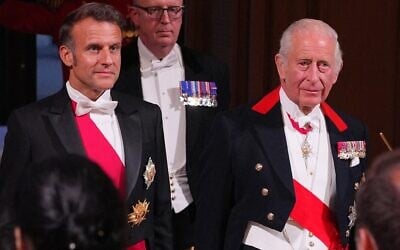 Le roi Charles III d'Angleterre (à droite) et le président français Emmanuel Macron assistant à un banquet officiel au château de Windsor, à l'ouest de Londres, le 8 juillet 2025, lors du premier jour d'une visite officielle de trois jours en Grande-Bretagne. (Crédit : Yui Mok/POOL/AFP)
